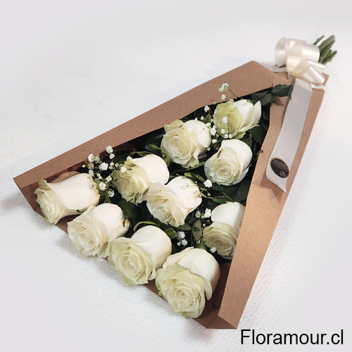 Presentación sobria de Ramo con 10 rosas importadas envueltas en estuche artesanal de papel ecológico